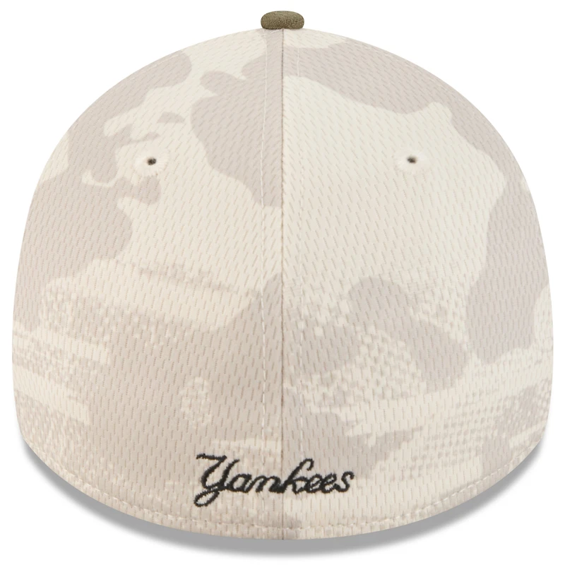 Casquette 39THIRTY Flex pour homme New Era beige clair/olive, motif Armed Forces Day 2025 des Yankees de York