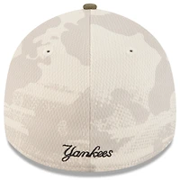 Casquette 39THIRTY Flex pour homme New Era beige clair/olive, motif Armed Forces Day 2025 des Yankees de York