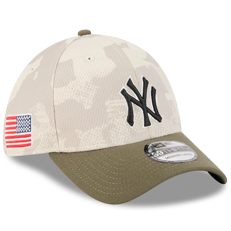 Casquette 39THIRTY Flex pour homme New Era beige clair/olive, motif Armed Forces Day 2025 des Yankees de York