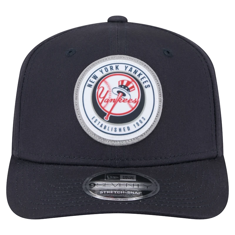 Casquette extensible à bouton-pression New Era bleu marine New York Yankees Circle Patch 9SEVENTY pour homme