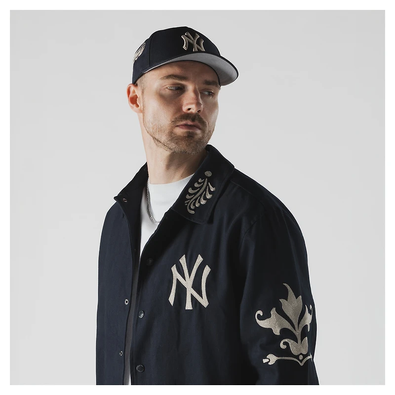 Veste New Era bleu marine pour homme, modèle Coach des Yankees de York, fermeture à boutons-pression.