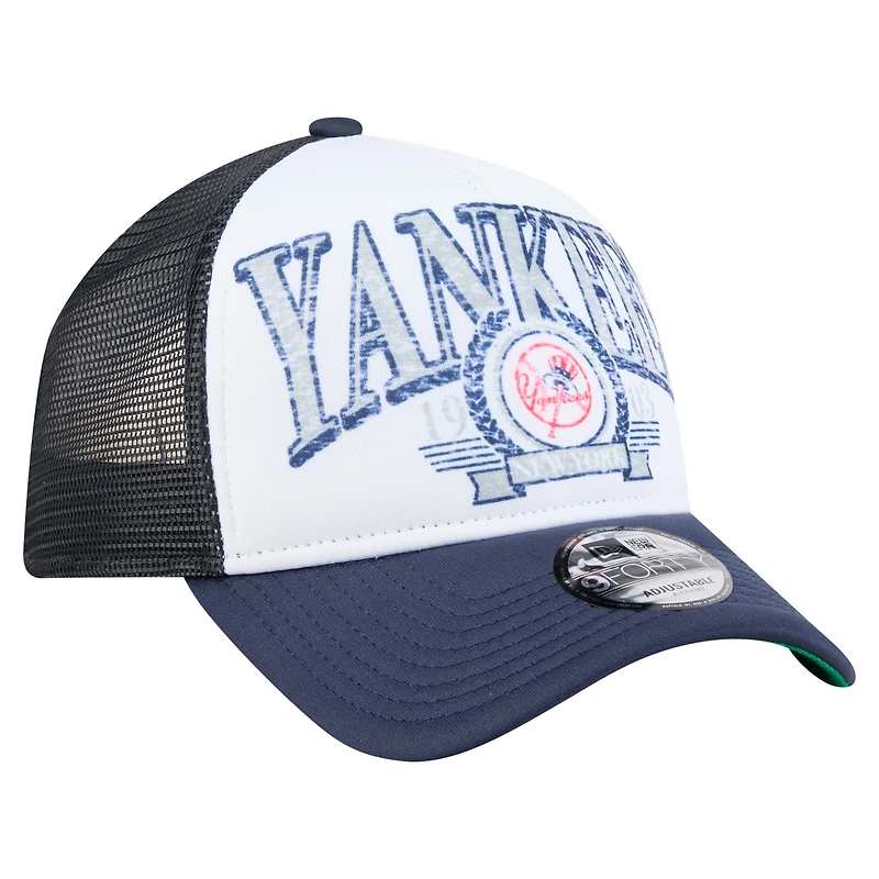 Men's New Era  Navy New York Yankees Distressed 9FORTY A-Frame Adjustable Trucker Hat