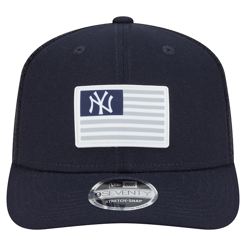 Men's New Era Navy New York Yankees Flag 9SEVENTY Stretch-Snap Hat