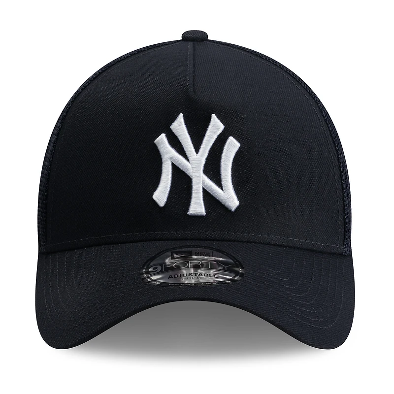 Casquette trucker ajustable New Era bleu marine New York Yankees, logo latéral 9FORTY