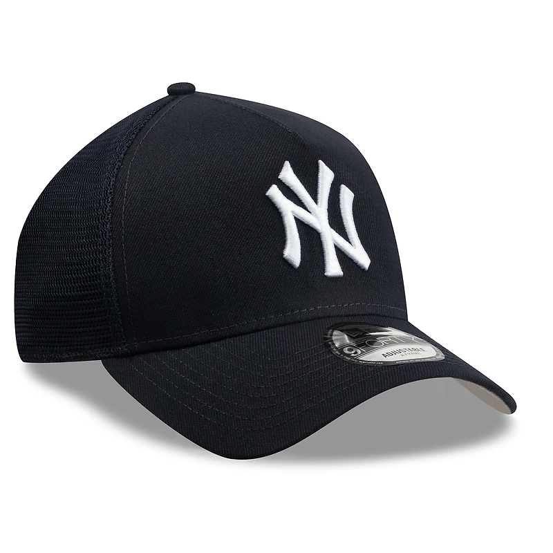 Casquette trucker ajustable New Era bleu marine New York Yankees, logo latéral 9FORTY