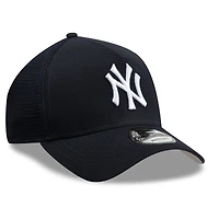 Casquette trucker ajustable New Era bleu marine New York Yankees, logo latéral 9FORTY