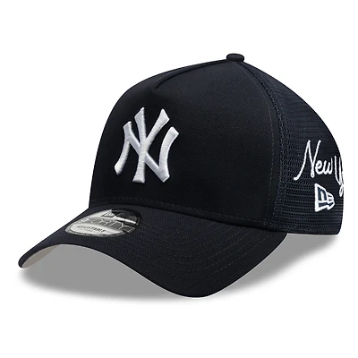 Casquette trucker ajustable New Era bleu marine New York Yankees, logo latéral 9FORTY