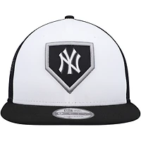 NWE YANKEE BLANC BLAC MLB NWE 2022 CLUBHOUSE TRUCKER 9FIFTY HATMENSNP