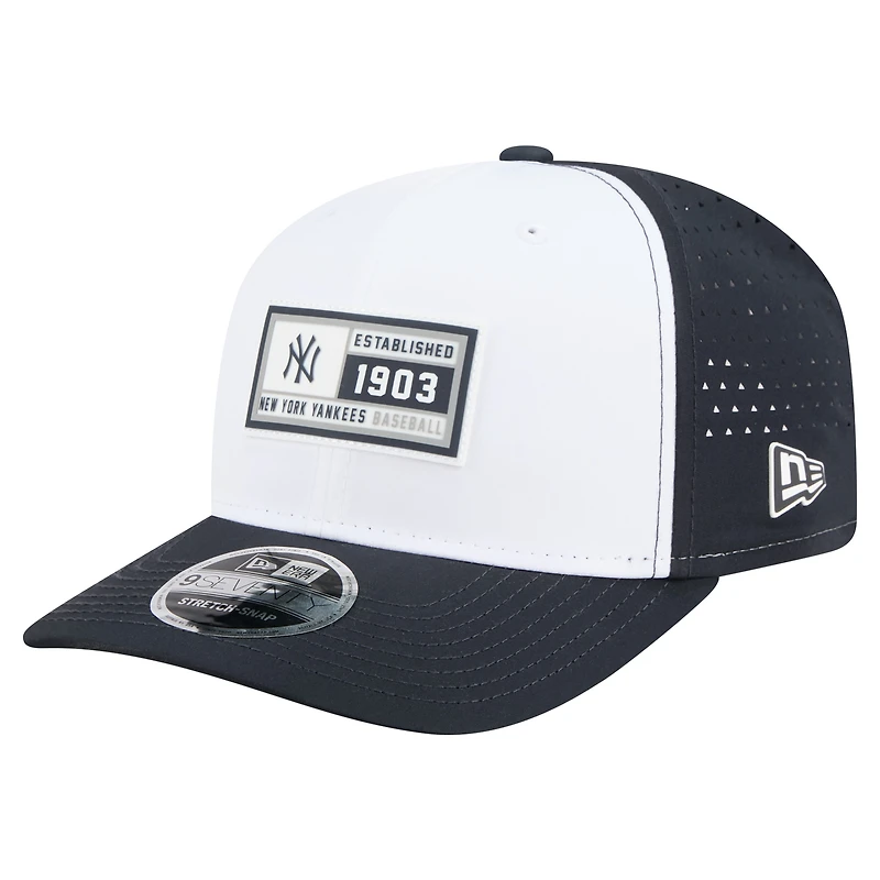 Casquette ajustable New Era 9SEVENTY pour homme, blanc/bleu marine, motif Established Patch des Yankees de New York
