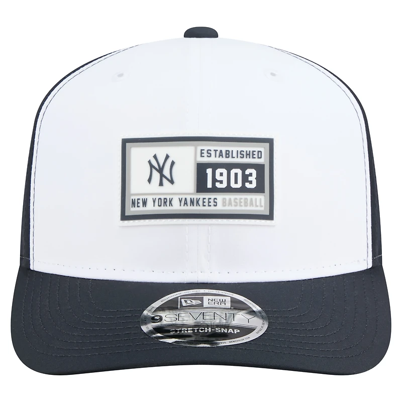 Casquette ajustable New Era 9SEVENTY pour homme, blanc/bleu marine, motif Established Patch des Yankees de New York