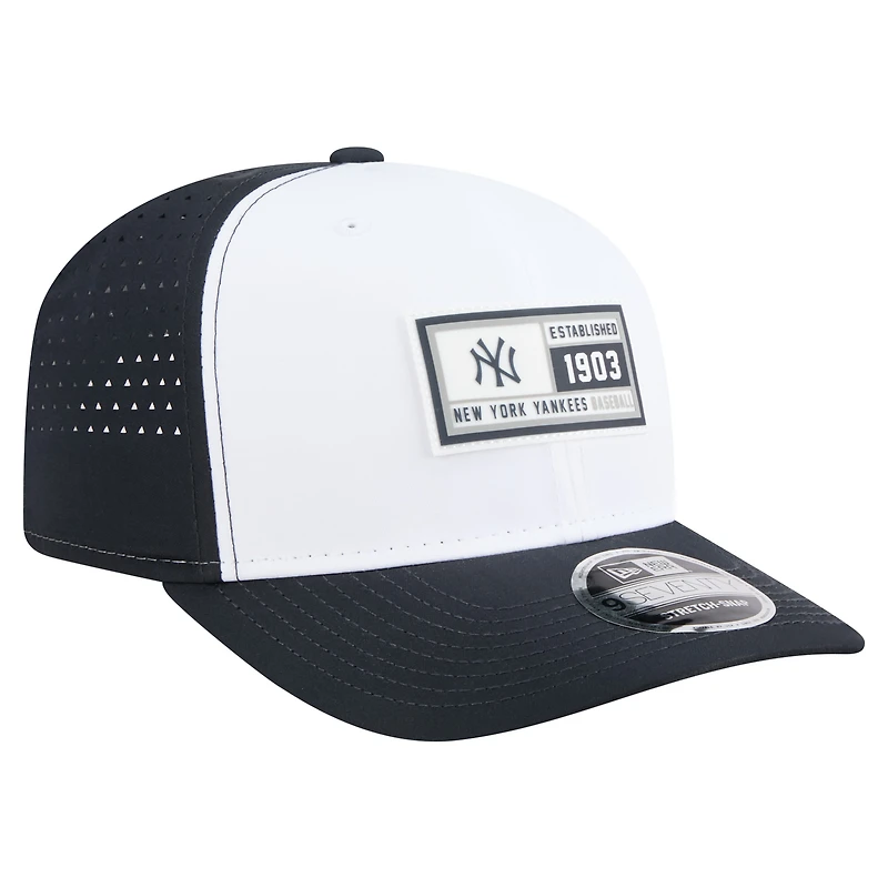 Casquette ajustable New Era 9SEVENTY pour homme, blanc/bleu marine, motif Established Patch des Yankees de New York