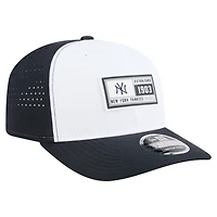 Casquette ajustable New Era 9SEVENTY pour homme, blanc/bleu marine, motif Established Patch des Yankees de New York