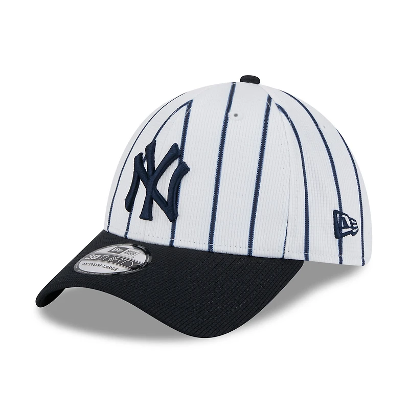 Casquette d'entraînement de printemps 39THIRTY Flex New Era blanche York Yankees 2025 pour homme