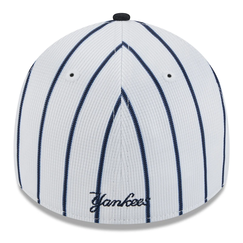 Casquette d'entraînement de printemps 39THIRTY Flex New Era blanche York Yankees 2025 pour homme