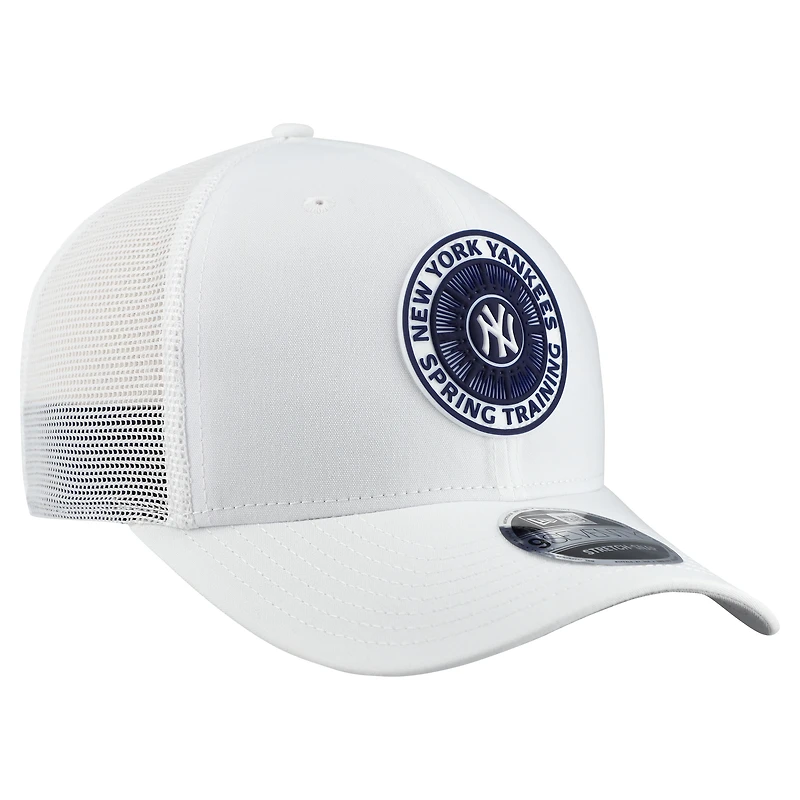 Casquette trucker ajustable New Era blanche pour homme, New York Yankees, pack supporter entraînement de printemps 2026, référence 9SEVENTY