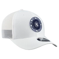 Casquette trucker ajustable New Era blanche pour homme, New York Yankees, pack supporter entraînement de printemps 2026, référence 9SEVENTY