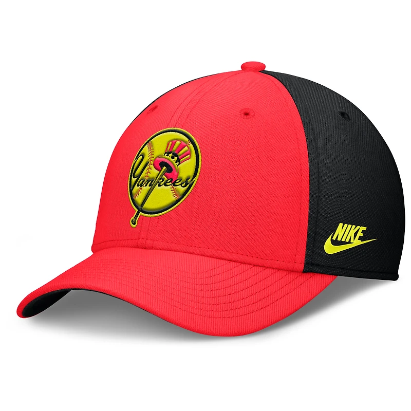 Casquette ajustable Nike New York Yankees Neon 90s Rise SwooshFlex pour homme, couleur cramoisie/noir