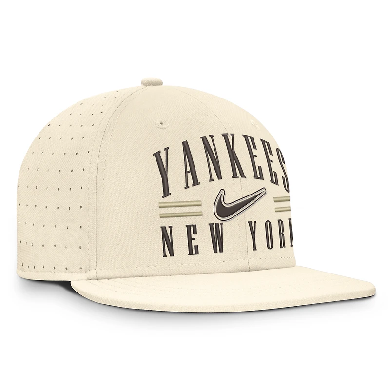 Casquette ajustée Nike True Dri-FIT AeroBill pour homme, couleur naturelle