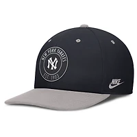 Casquette Nike Pro Dri-FIT Snapback bleu marine/gris pour homme des Yankees de New York Cooperstown Collection