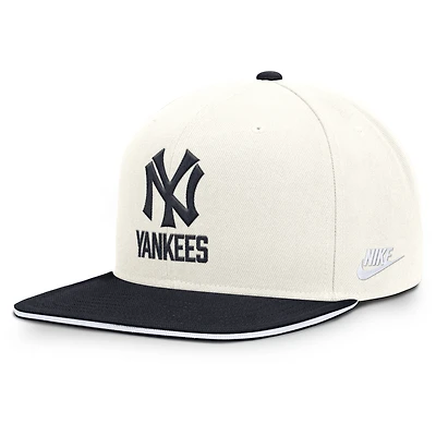 Casquette Nike Pro Dri-FIT Snapback pour homme, blanche et marine, collection Cooperstown des Yankees de New York