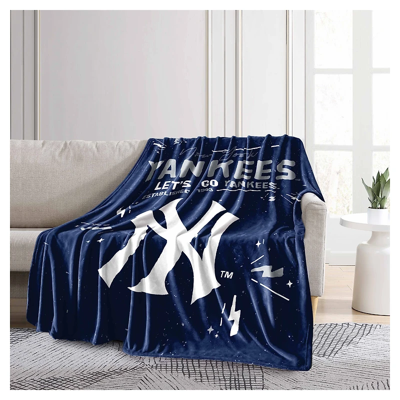 New York Yankees 60" x 70" Plush Throw Blanket