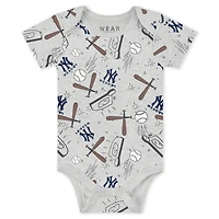 Vêtements pour nouveau-nés et nourrissons par Erin Andrews Ensemble trois pièces gris chiné/blanc/bleu marine avec body pantalon New York Yankees Turn Me Around
