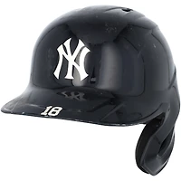Casque de frappeur bleu marine n° 18 des Yankees de New York porté par Oswald Peraza lors des matchs contre les Brewers de Milwaukee le 29 mars et contre les Rays de Tampa Bay le 4 mai 2025