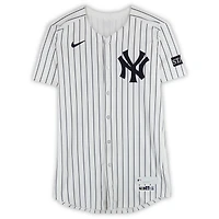 Maillot Nike blanc à fines rayures n° 42 des Yankees de New York, porté par Oswald Peraza lors du match contre les Royals de Kansas City le 15 avril 2025 - Jackie Robinson Day
