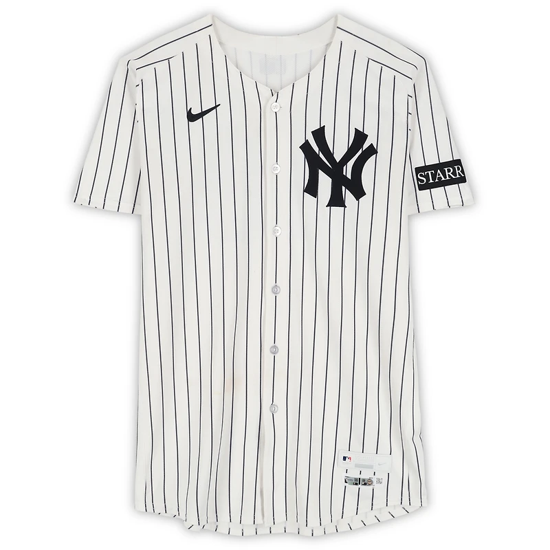 Maillot Nike blanc à rayures fines n° 48 de Paul Goldschmidt, porté par les Yankees de New York, lors du match contre les Cubs de Chicago, le 13 juillet 2025.