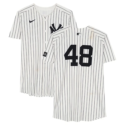 Maillot Nike blanc à rayures fines n° 48 de Paul Goldschmidt, porté par les Yankees de New York, lors du match contre les Cubs de Chicago, le 13 juillet 2025.