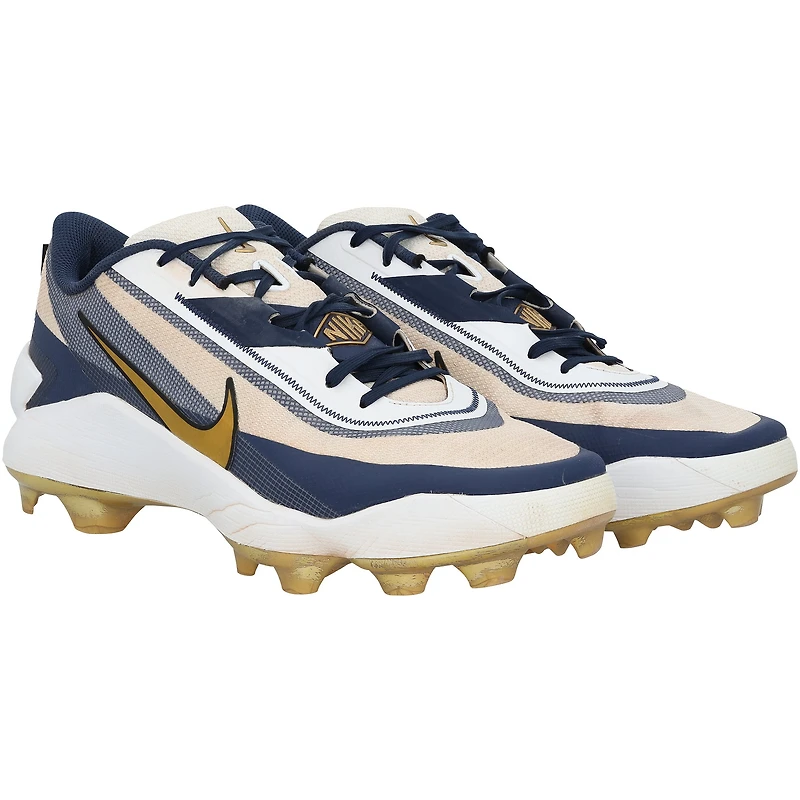 Crampons blancs Nike portés par Paul Goldschmidt, des Yankees de New York, lors du match contre les White Sox de Chicago le 18 juin 2026.