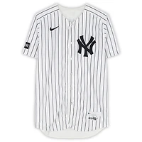 Maillot blanc à rayures fines n° 42 porté par Randal Grichuk des Yankees de New York contre les Angels de Los Angeles le 15 avril 2026 – Journée Jackie Robinson
