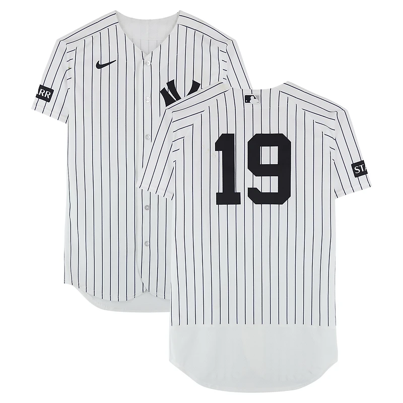 Maillot blanc à rayures fines n° 19 porté par Ryan McMahon des Yankees de New York lors du match contre les Marlins de Miami le 3 avril 2026