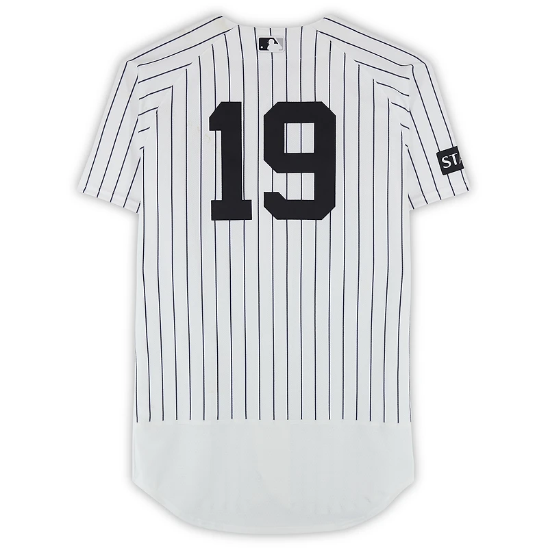 Maillot blanc à rayures fines n° 19 porté par Ryan McMahon des Yankees de New York lors du match contre les Marlins de Miami le 3 avril 2026
