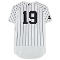 Maillot blanc à rayures fines n° 19 porté par Ryan McMahon des Yankees de New York lors du match contre les Marlins de Miami le 3 avril 2026