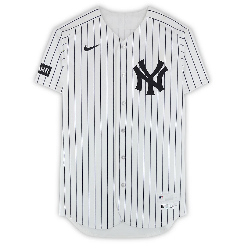 Maillot blanc à rayures fines n° 19 porté par Ryan McMahon des Yankees de New York lors du match contre les Marlins de Miami le 3 avril 2026