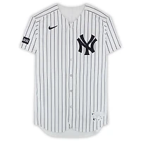 Maillot blanc à rayures fines n° 19 porté par Ryan McMahon des Yankees de New York lors du match contre les Marlins de Miami le 3 avril 2026