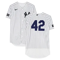Maillot blanc à fines rayures n° 42 porté par Ryan McMahon des Yankees de New York contre les Angels de Los Angeles le 15 avril 2026