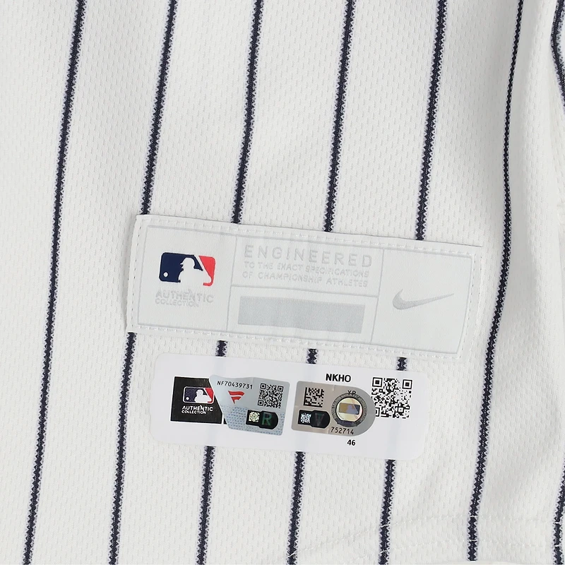 Maillot blanc à fines rayures n° 33 porté par Ryan Yarbrough des Yankees de New York lors du match contre les Marlins de Miami le 3 avril 2026