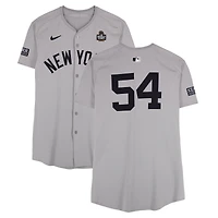 Maillot gris #54 de Tim Hill des Yankees de New York lors du match des World Series 2024 contre les Dodgers de Los Angeles le 26 octobre 2024