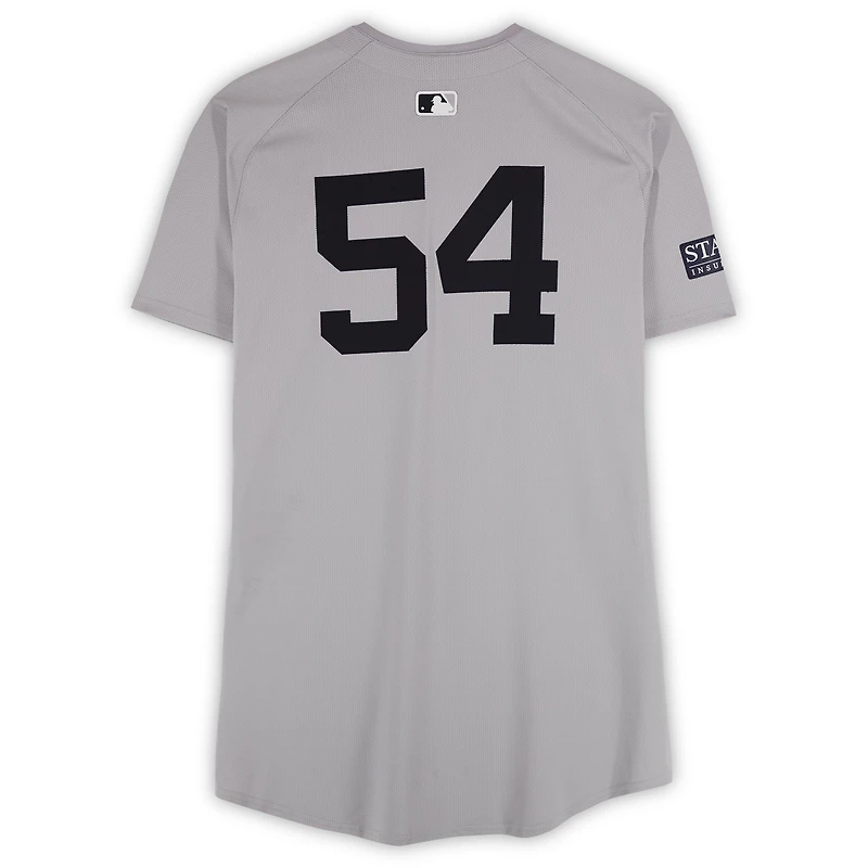 Maillot gris #54 de Tim Hill des Yankees de New York lors du match des World Series 2024 contre les Dodgers de Los Angeles le 26 octobre 2024