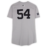 Maillot gris #54 de Tim Hill des Yankees de New York lors du match des World Series 2024 contre les Dodgers de Los Angeles le 26 octobre 2024