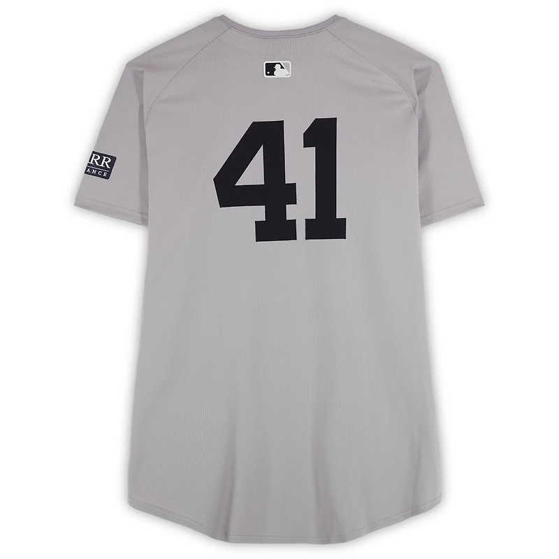 Maillot gris #41 de Tommy Kahnle des Yankees de New York lors du match des World Series 2024 contre les Dodgers de Los Angeles le 25 octobre 2024