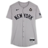 Maillot gris #41 de Tommy Kahnle des Yankees de New York lors du match des World Series 2024 contre les Dodgers de Los Angeles le 25 octobre 2024