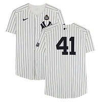 Maillot à rayures blanches #41 de Tommy Kahnle des Yankees de New York lors du match des World Series 2024 contre les Dodgers de Los Angeles le 28 octobre 2024