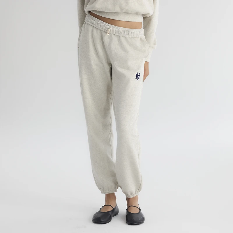 Pantalon de survêtement Fanatics pour femmes, couleur avoine chinée, motif emblématique des Yankees New York, en tissu éponge.