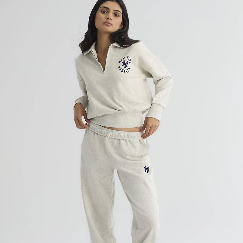 Pantalon de survêtement Fanatics pour femmes, couleur avoine chinée, motif emblématique des Yankees New York, en tissu éponge.
