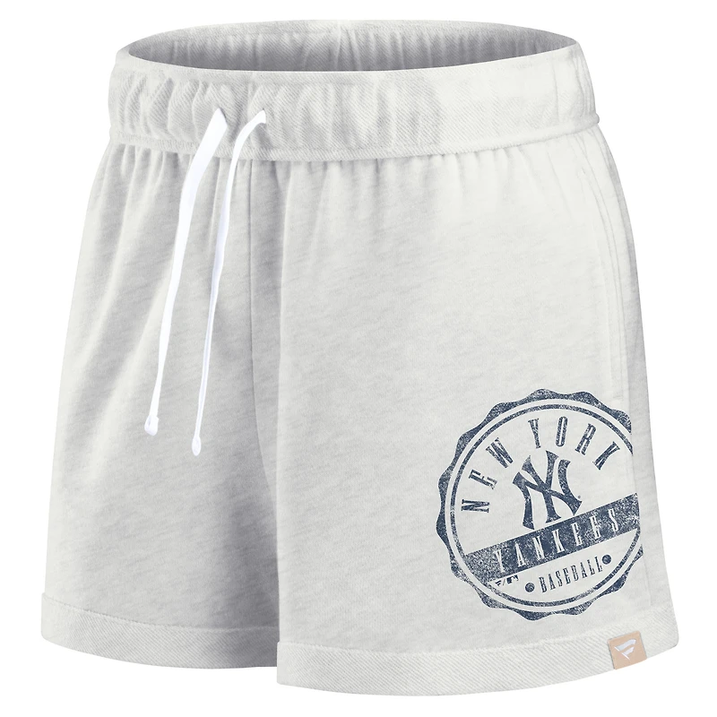 Short de détente surdimensionné avec badge Fanatics Oatmeal New York Yankees pour femmes