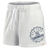Short de détente surdimensionné avec badge Fanatics Oatmeal New York Yankees pour femmes