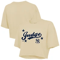 Haut court boxy Aaron Judge crème pour femme de Majestic Threads, des Yankees New York